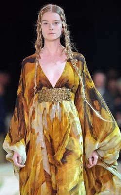 Alexander McQueen S/S 2011 : Donna Loos