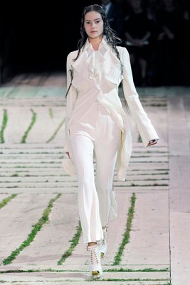 Alexander McQueen S/S 2011 : Juju Ivanyuk  