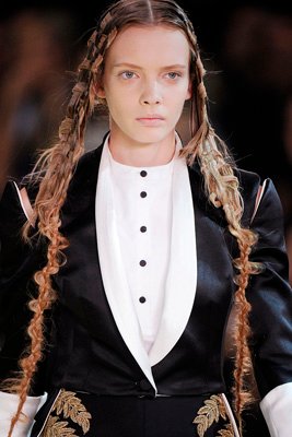 Alexander McQueen S/S 2011 : Sophie Srej