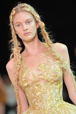 Alexander McQueen S/S 2011 : Patricia Van der Vliet