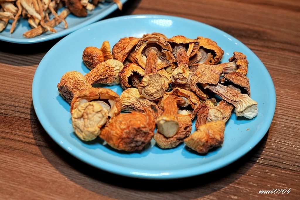 新竹石頭火鍋｜韋爐復刻食鍋巨城店～懷舊用餐風格、食材豐富多樣