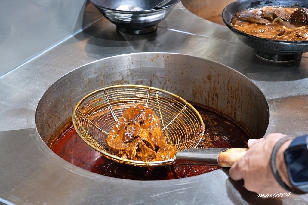 集英會牛肉麵館桃園武陵店～牛肉舖滿整個碗面！免費加湯、內用還