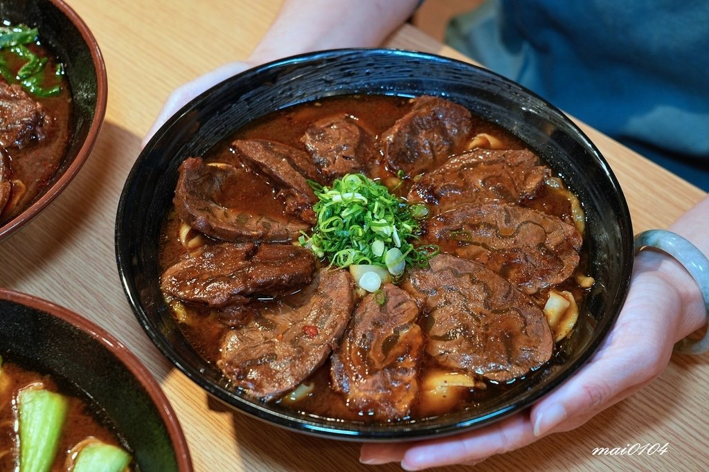 集英會牛肉麵館桃園武陵店～牛肉舖滿整個碗面！免費加湯、內用還