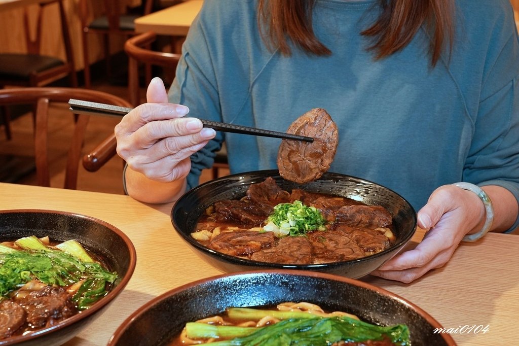 集英會牛肉麵館桃園武陵店～牛肉舖滿整個碗面！免費加湯、內用還