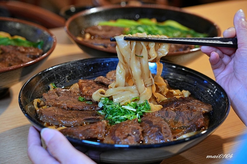 集英會牛肉麵館桃園武陵店～牛肉舖滿整個碗面！免費加湯、內用還