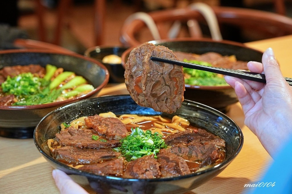 集英會牛肉麵館桃園武陵店～牛肉舖滿整個碗面！免費加湯、內用還