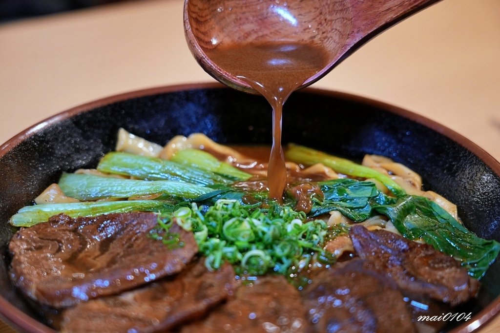 集英會牛肉麵館桃園武陵店～牛肉舖滿整個碗面！免費加湯、內用還