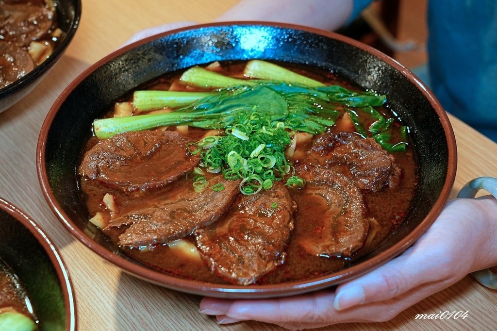 集英會牛肉麵館桃園武陵店～牛肉舖滿整個碗面！免費加湯、內用還