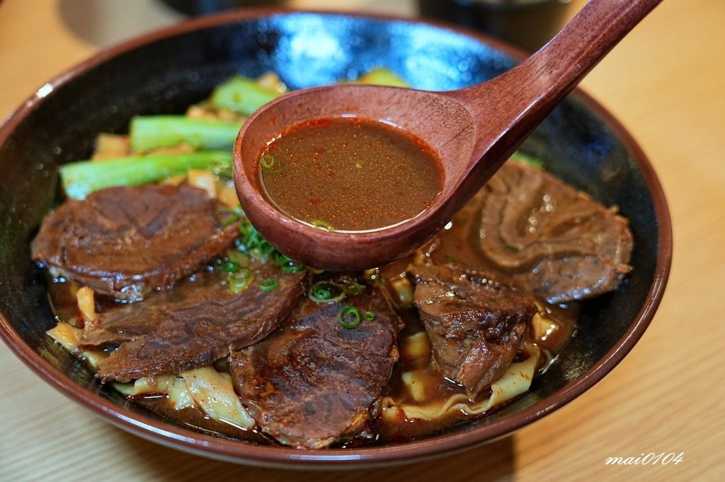 集英會牛肉麵館桃園武陵店～牛肉舖滿整個碗面！免費加湯、內用還