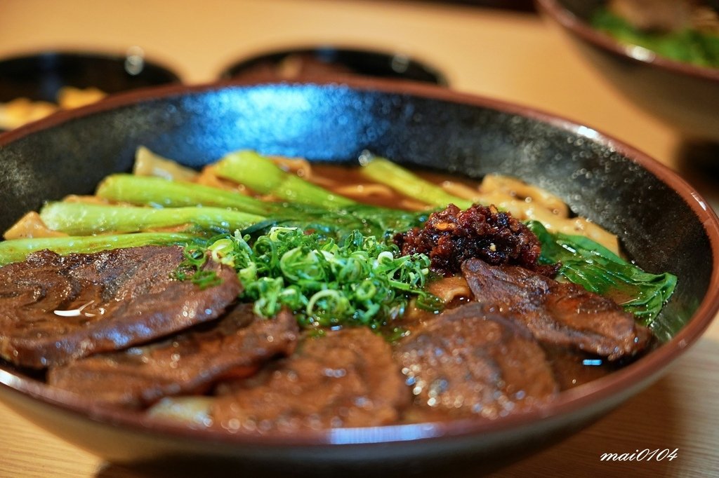 集英會牛肉麵館桃園武陵店～牛肉舖滿整個碗面！免費加湯、內用還