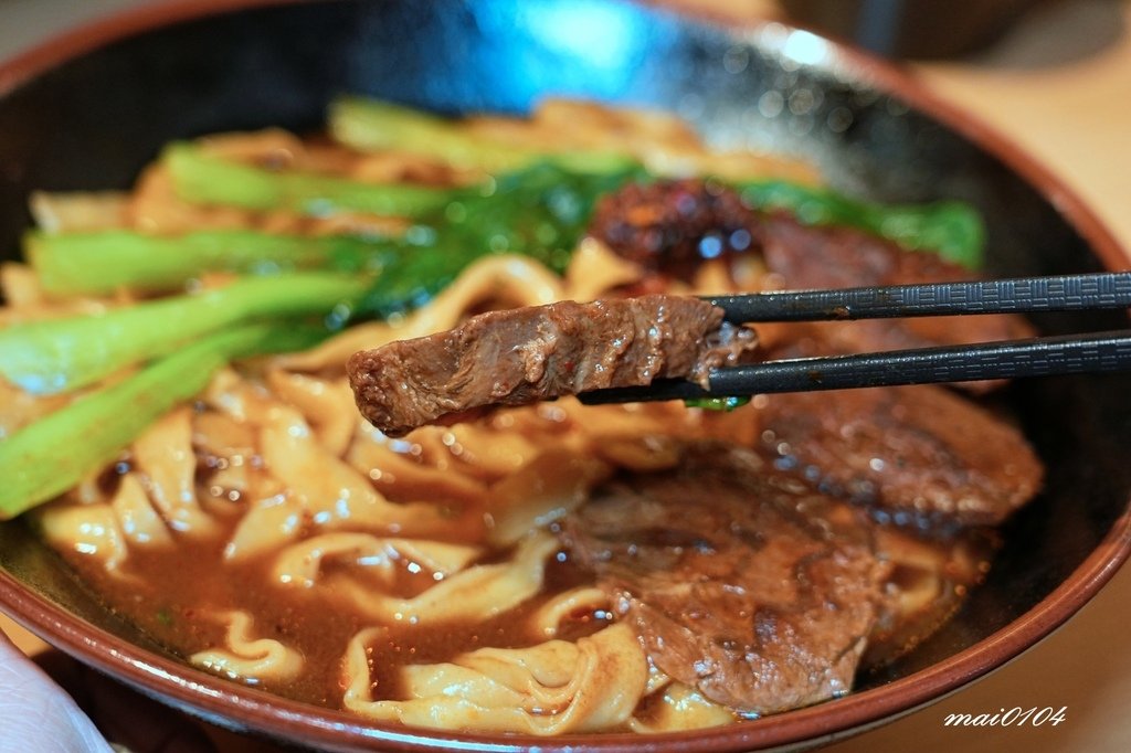 集英會牛肉麵館桃園武陵店～牛肉舖滿整個碗面！免費加湯、內用還