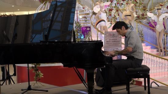 Maksim Mrvica in Shanghai, China 2011.12.04 馬克西姆現場彈琴.jpg