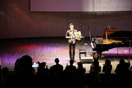 Maksim in Moscow- 01 - Standing ovations for Maksim..jpg