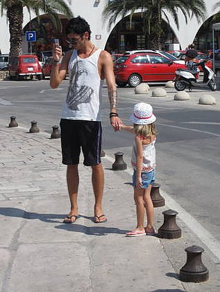 01-Mrvica je brskal po telefonu in s hčerko čakal ženo., foto: Polona Pirc.jpg