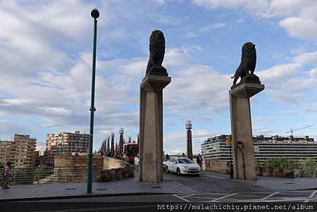 060502西102薩拉戈薩05市區 聖柱廣場 石橋 買水果 回旅館 (10).JPG