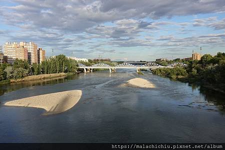 060502西102薩拉戈薩05市區 聖柱廣場 石橋 買水果 回旅館 (11).JPG