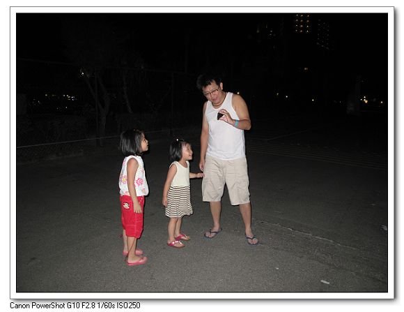 1000819-太平洋翡翠灣-父女三人在路邊聽歌跳舞.JPG
