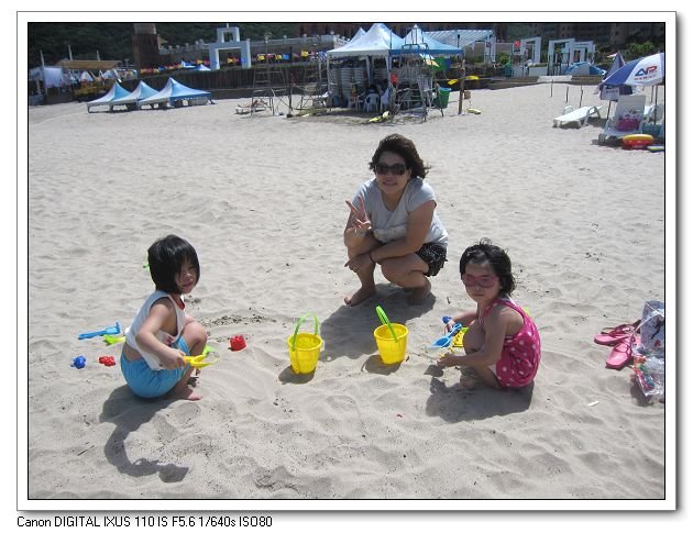 1000819-太平洋翡翠灣-夏日樂園-玩沙母女三人合影.JPG