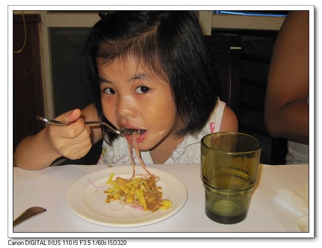 1000819-太平洋翡翠灣-晚餐-吃涼麵中的草莓.JPG