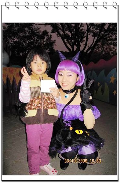 981023-韓國五日遊-第二天-愛寶樂園-草莓與Halloween主題合影.jpg