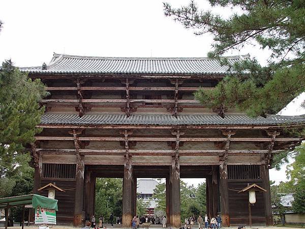 南大門(日本最大寺門)