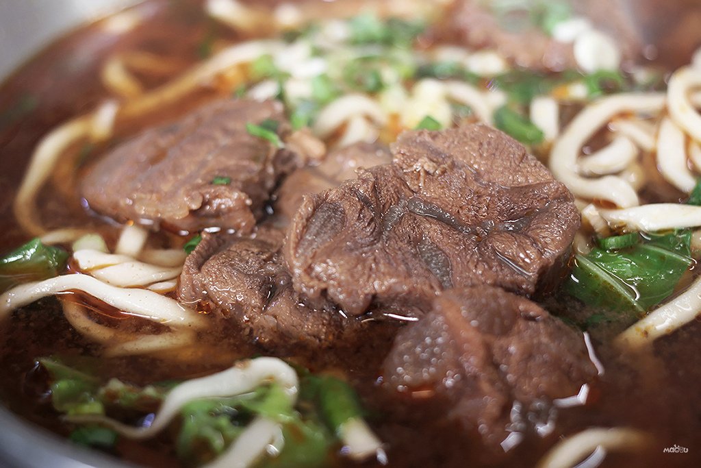 郭記牛肉麵 - 紅燒牛腱鮮嫩入味，大餛飩飽滿好吃