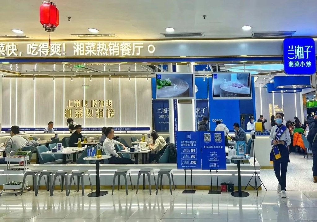 2 目标客群为25至35岁之间的白领人群.jpg