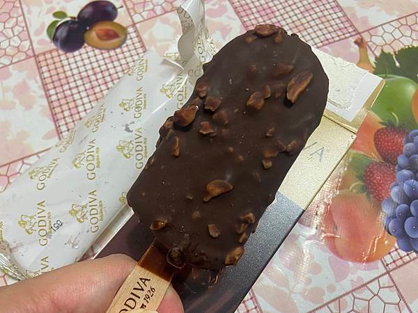 GODIVA 夏威夷果仁黑巧克力流心雪糕02.JPG