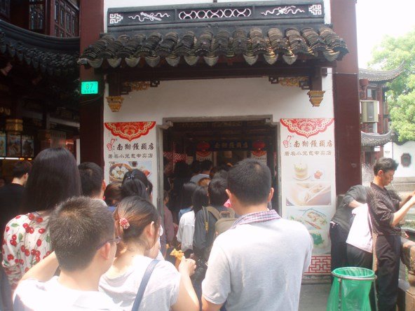 南翔饅頭店外大排長龍等外帶