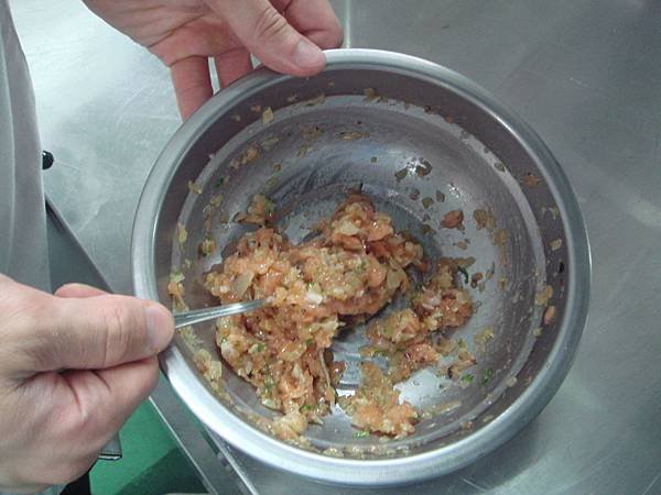 鮭魚派漢堡(製作鮭魚餅).JPG