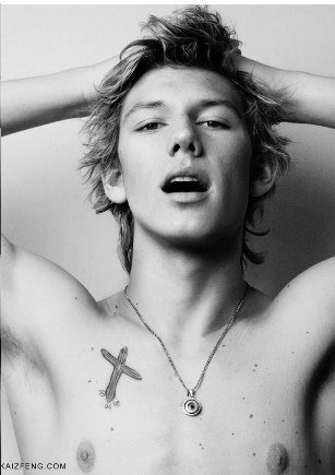 actor_alex_pettyfer_cross.jpg