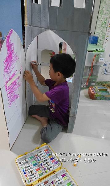 P1270044雷說想要畫內部，只好幫他貼滿白紙.JPG