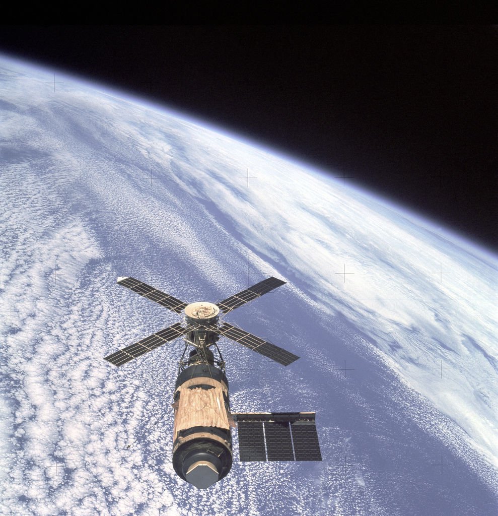 Skylab_and_Earth_Limb_-_GPN-20