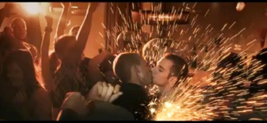 540x250_Katy-Perry-Firework-boys-kiss.jpg