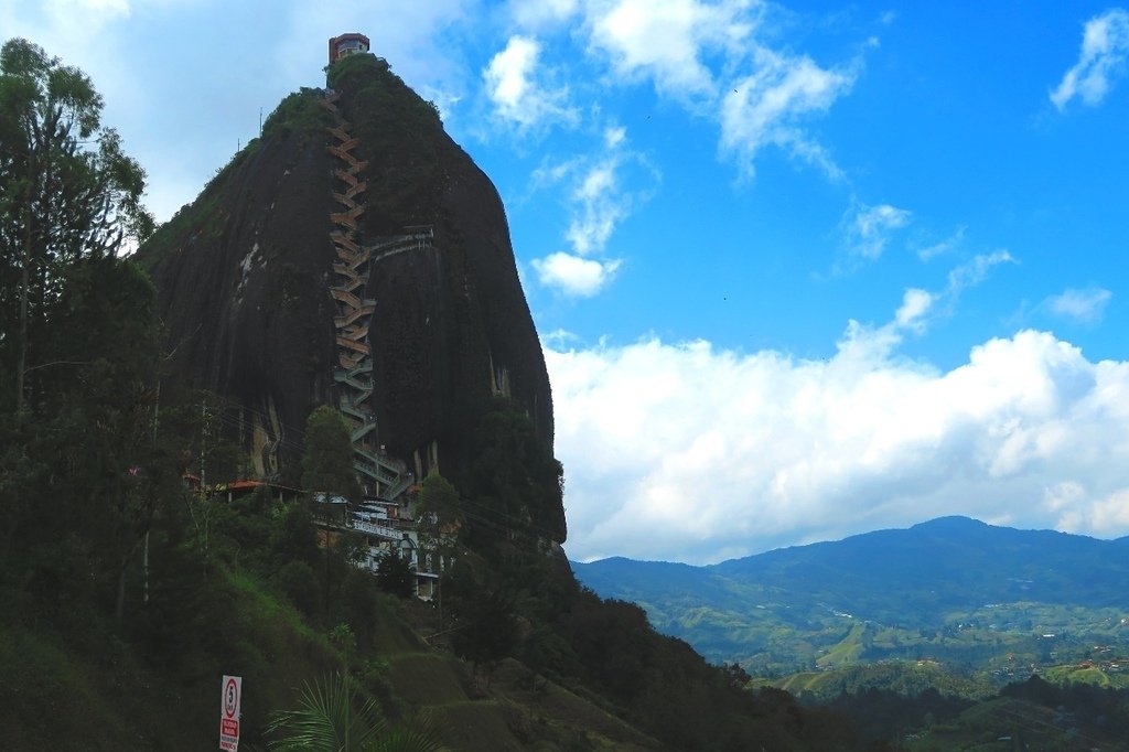 巨大花崗岩石El Peñón de Guatapé.jpg