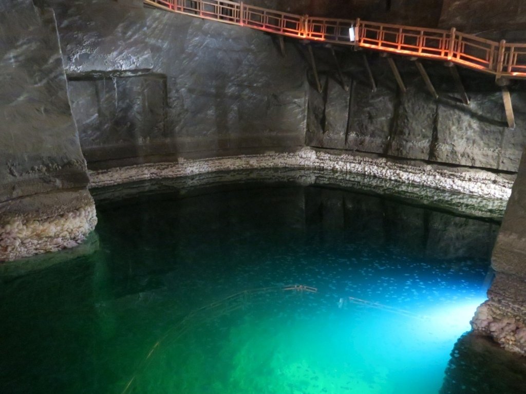 地底下的美麗鹽湖.jpg