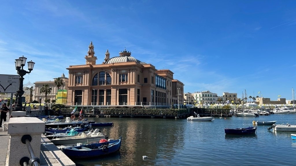 Bari水邊粉橙色的瑪格麗塔劇院Teatro Margherita.jpg