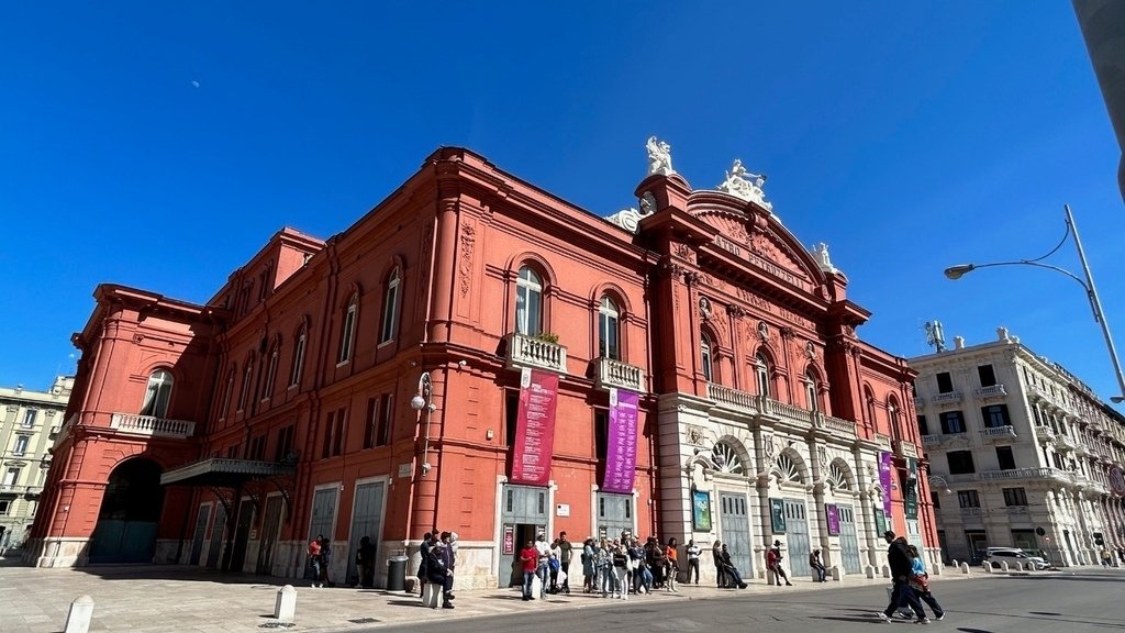 Bari褚紅色的皮特魯切利劇院Teatro Petruzzelli.jpg