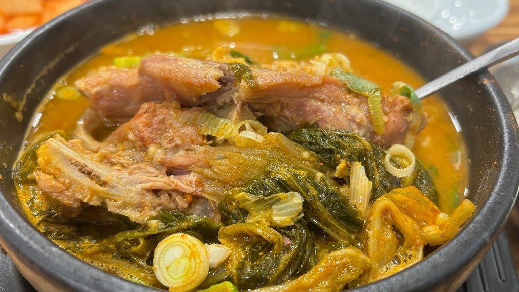 世界村馬鈴薯豬骨湯 醒酒湯內的大塊排骨肉.jpg