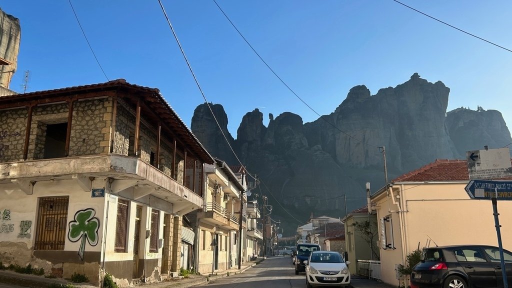 背靠巨石的 Kalambaka.jpg