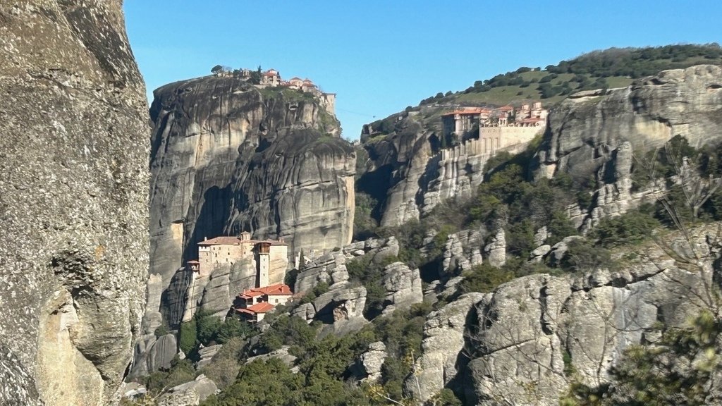 矗立巨石之上的邁泰奧拉修道院建築群.jpg