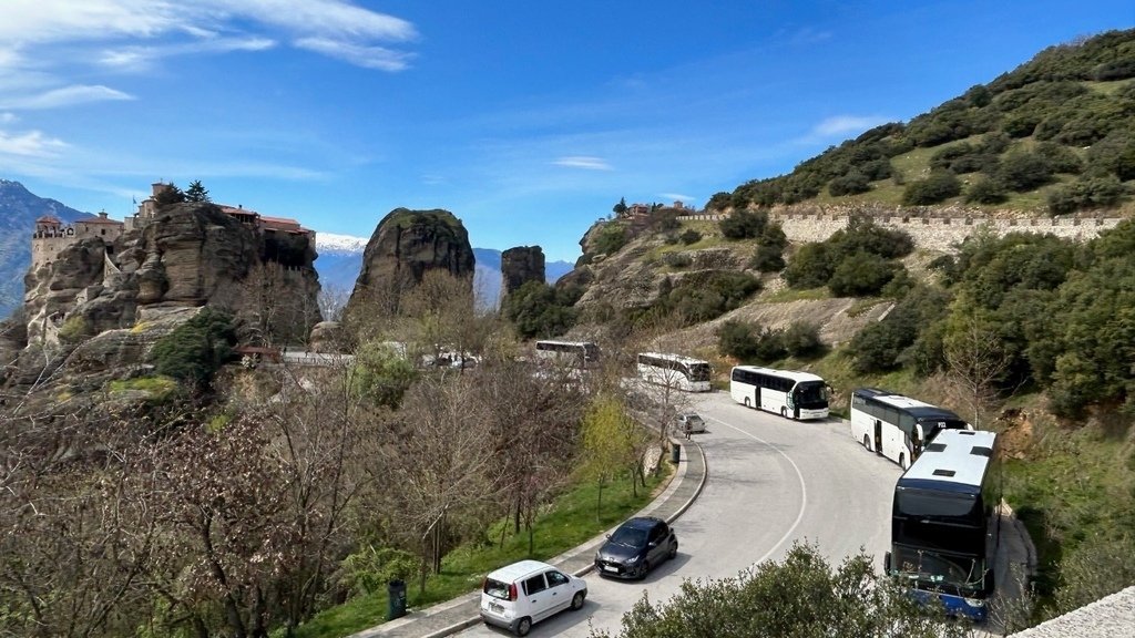 Meteora 擁擠的當地團車潮.jpg