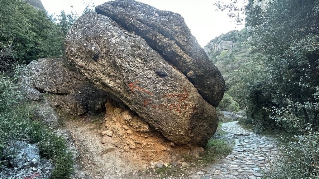 前往 Meteora  平緩的正道與崎嶇的捷徑(X).jpg