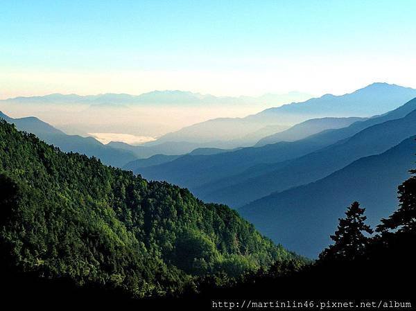 往八通關回望層疊山巒A.jpg