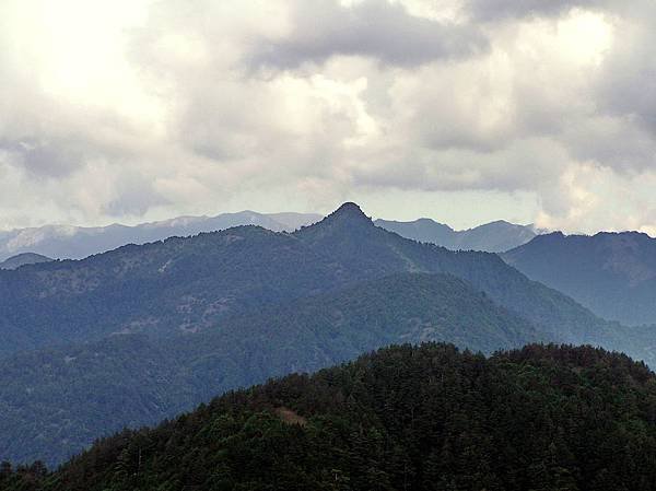 八通關山途中觀達芬尖