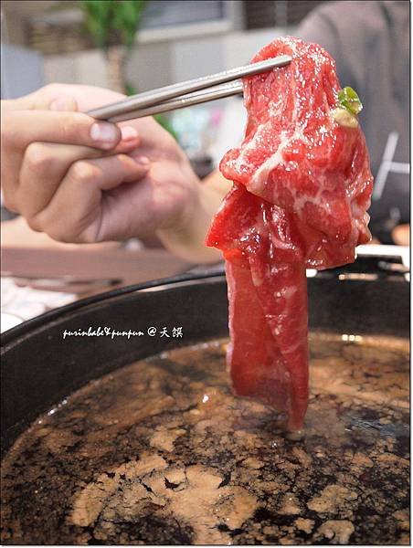 21肉片沾醬涮.JPG