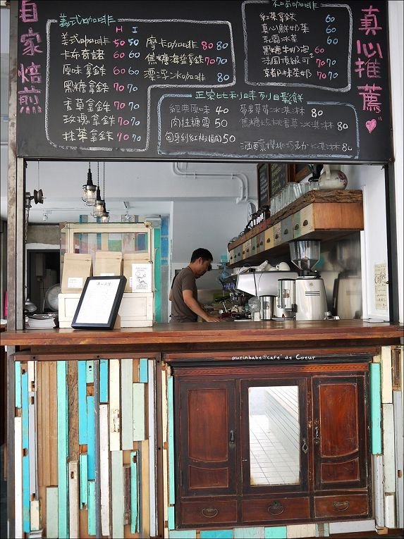 4望進店內