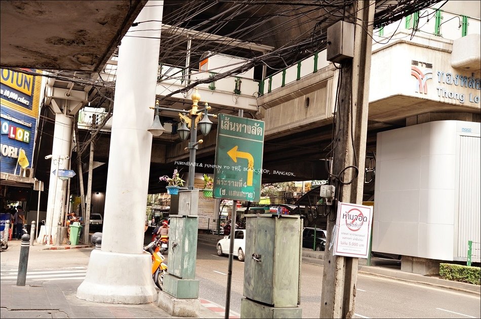 2BTSThong Lo四號出口 回頭 轉進Sukhunmvit Soi38