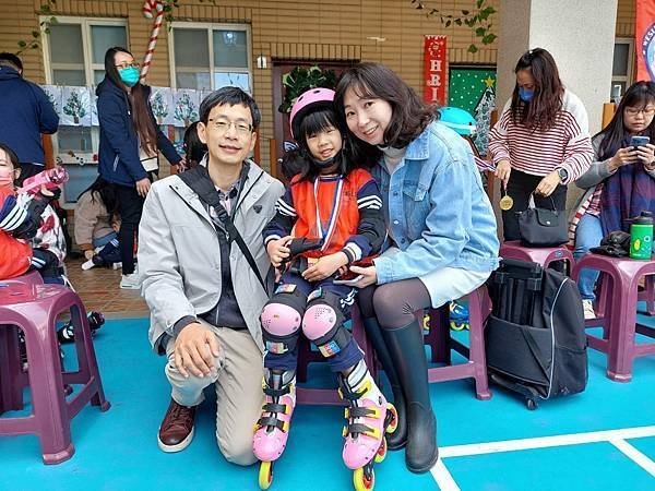 2013.12.26 孫女直排輪比賽 🛹 爺奶爸媽齊觀賽 👨