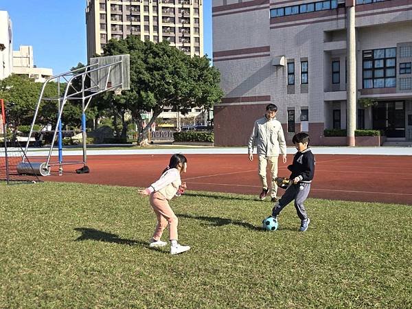 蛇年除夕回顧 🐍 祖孫三代同樂 ❤ 陽光下踢足球 ⚽️ 歡樂